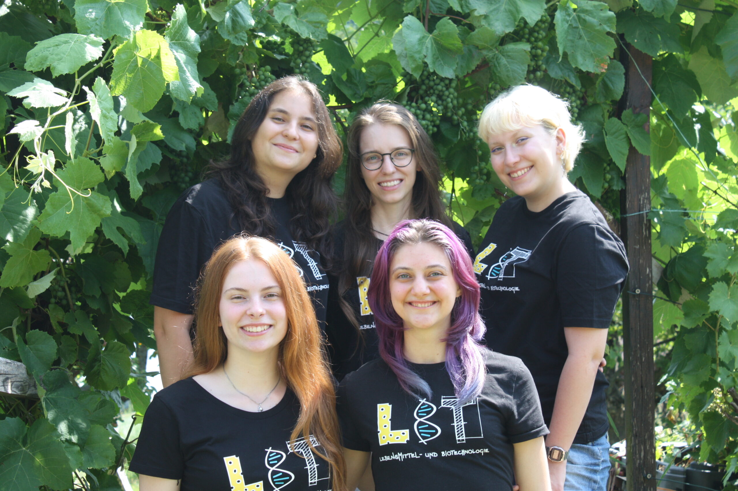 Wir Hintere R. v. l.: Emi, Nina, Celine – vordere R. v. l.: Isabelle, Johanna (alle verwenden sie/ihr-Pronomen) sind deine Studienvertretung LBT. Gerne stehen wir dir mit Rat und Tat zur Seite bei allen Fragen oder Problemen aber auch Ideen im LBT-Studium.